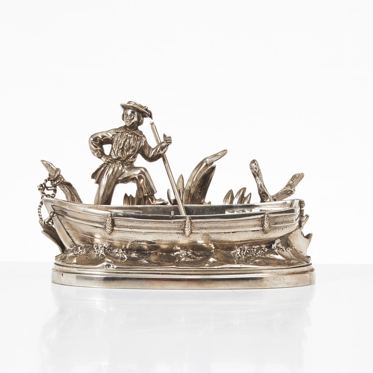 SKRIVSTÄLL, nysilver, form av båt.