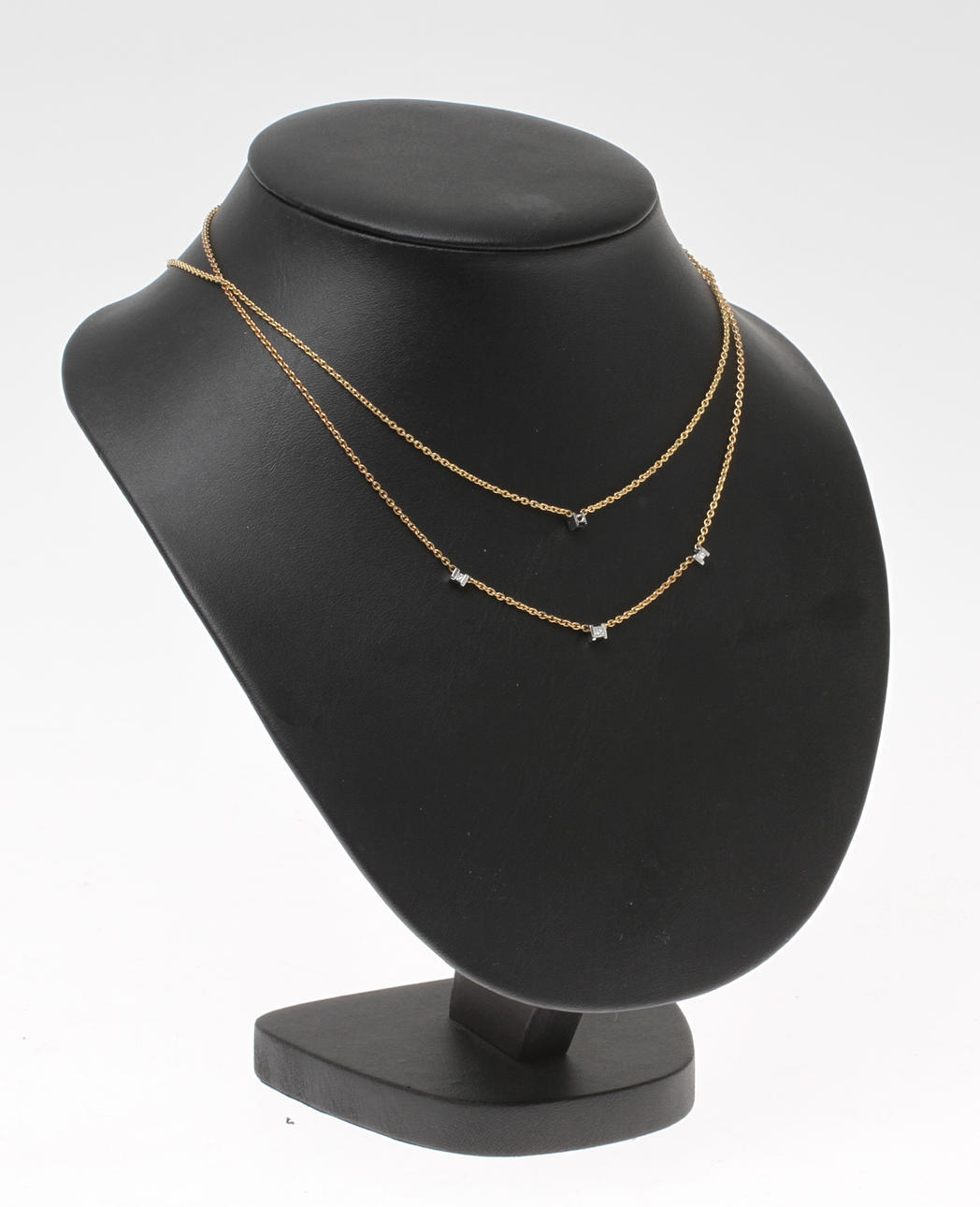 HALSBAND 2 st, 18k guld med princesslipade diamanter. Engebert. Total vikt 9,2 gram.