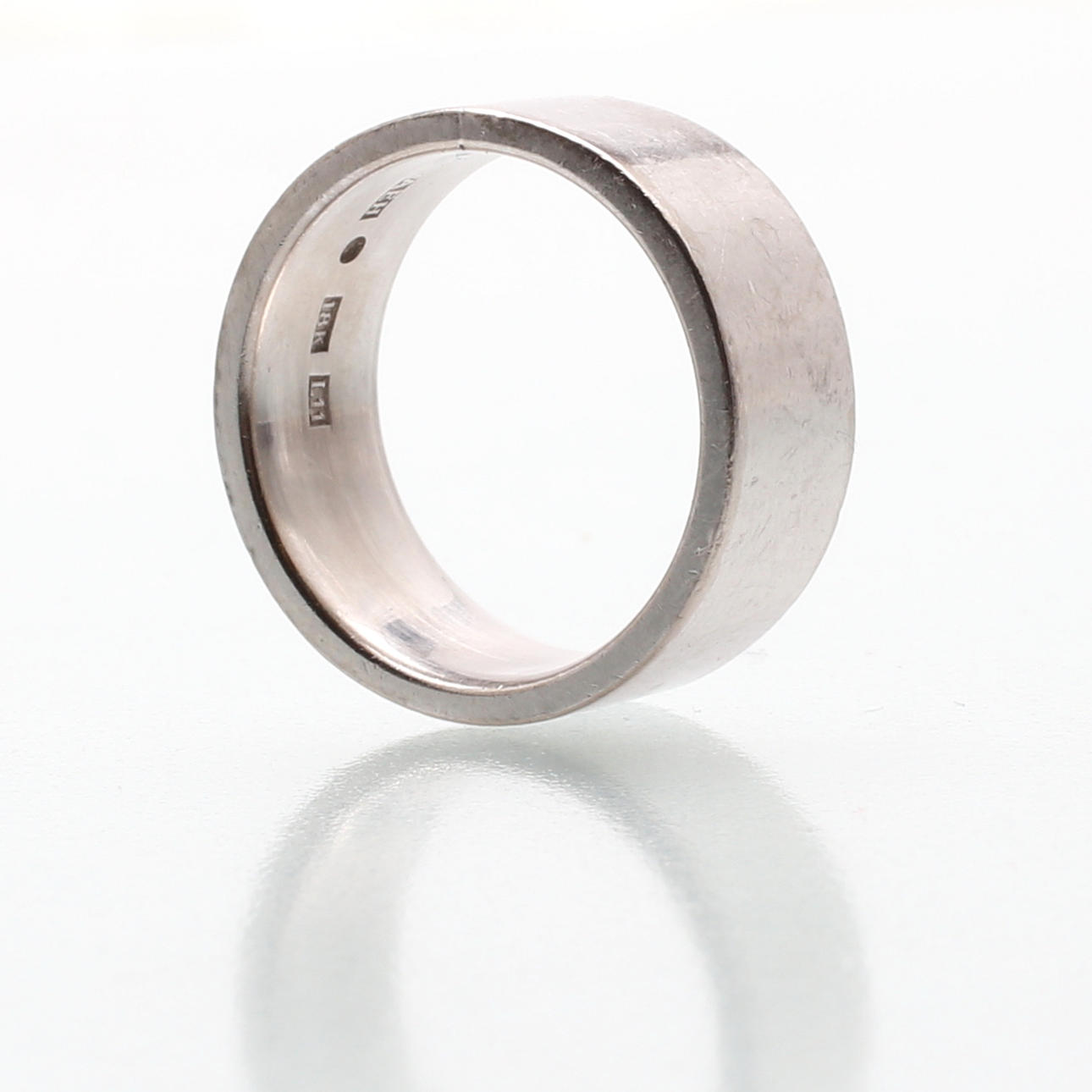 RING, 18K vitguld, A. Hildebrand Hovjuvelerare AB, Gävle, 2009, vikt 17,63 gram.