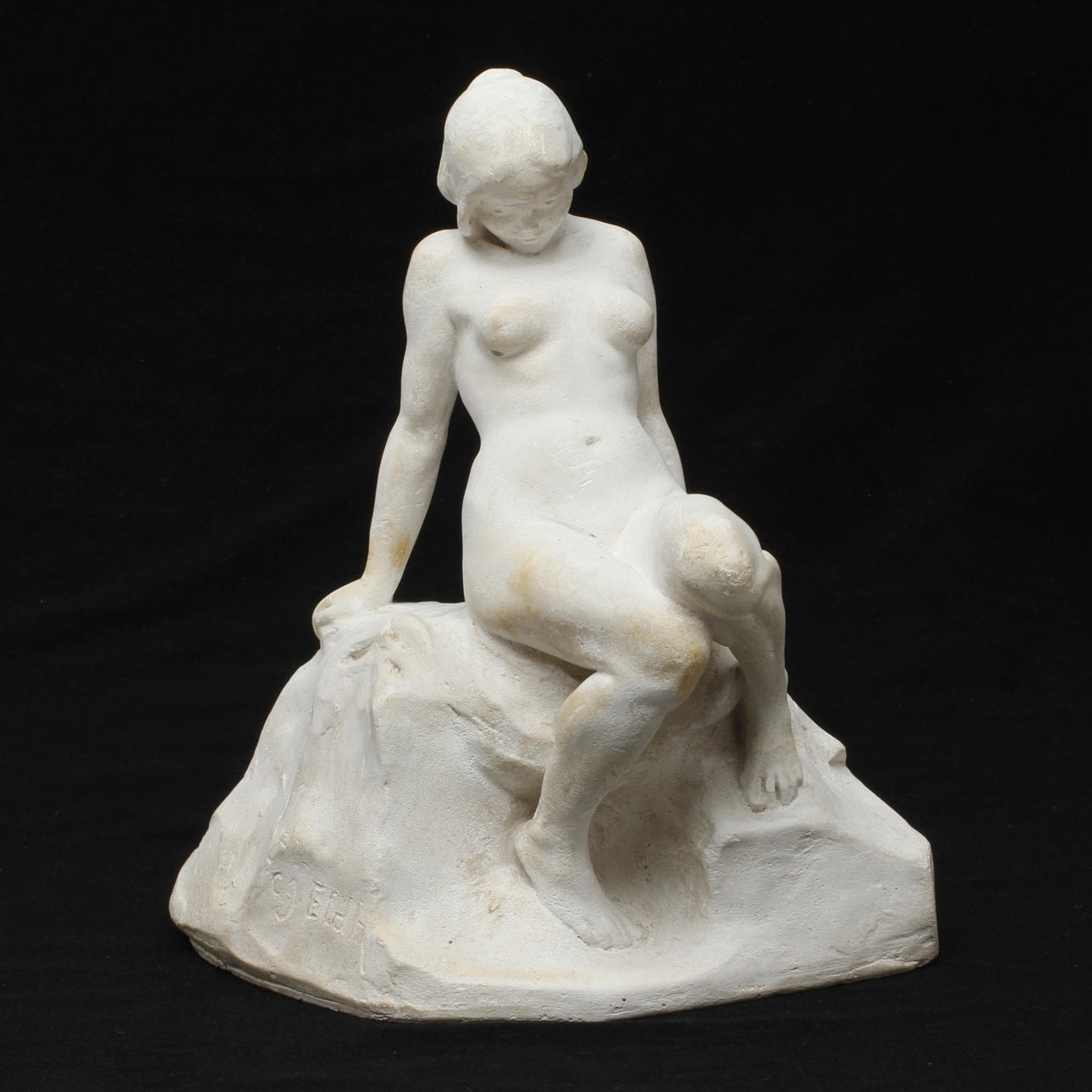 CARL ELDH. Sittande flicka, gips, signerad.