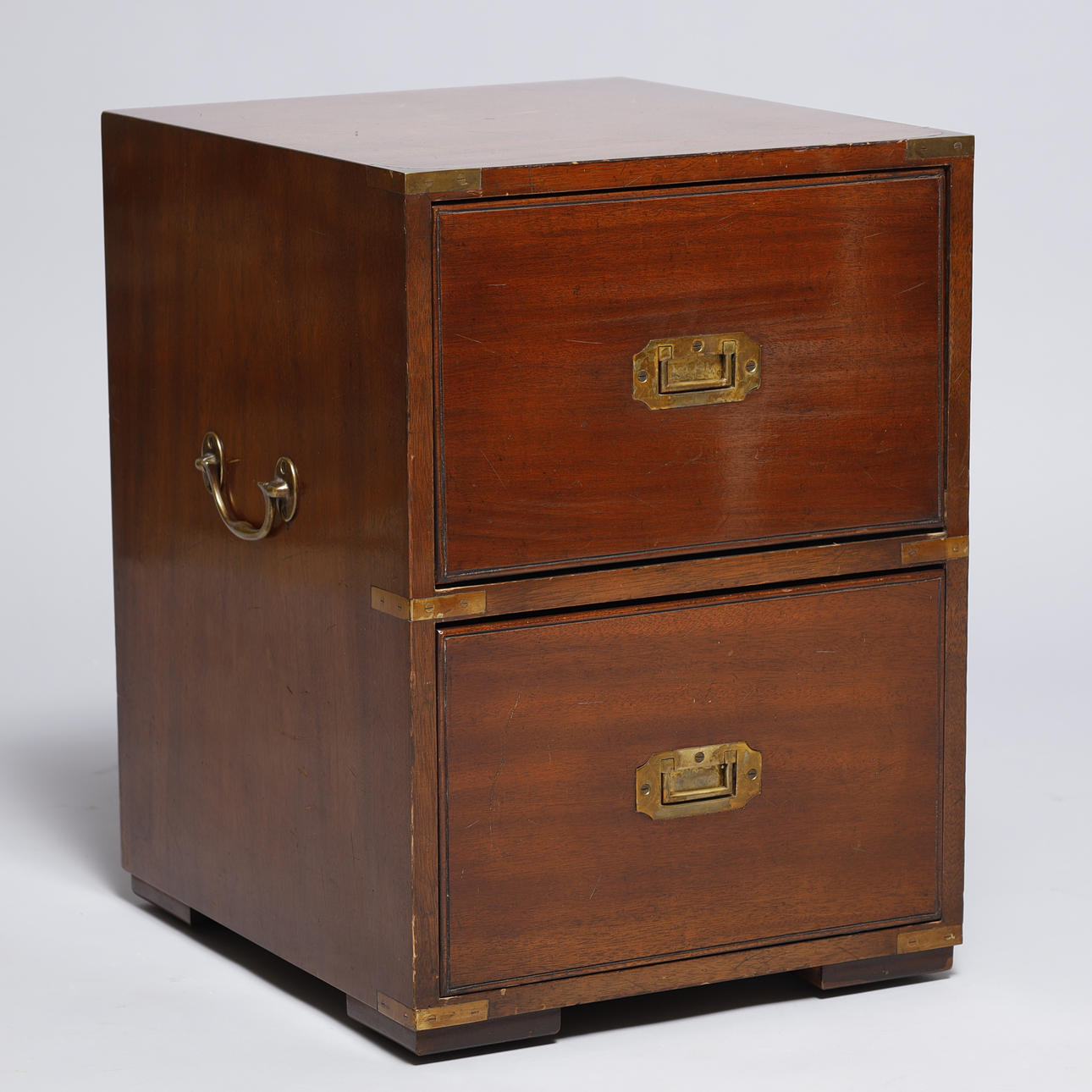 Military kommode, beslag af messing.