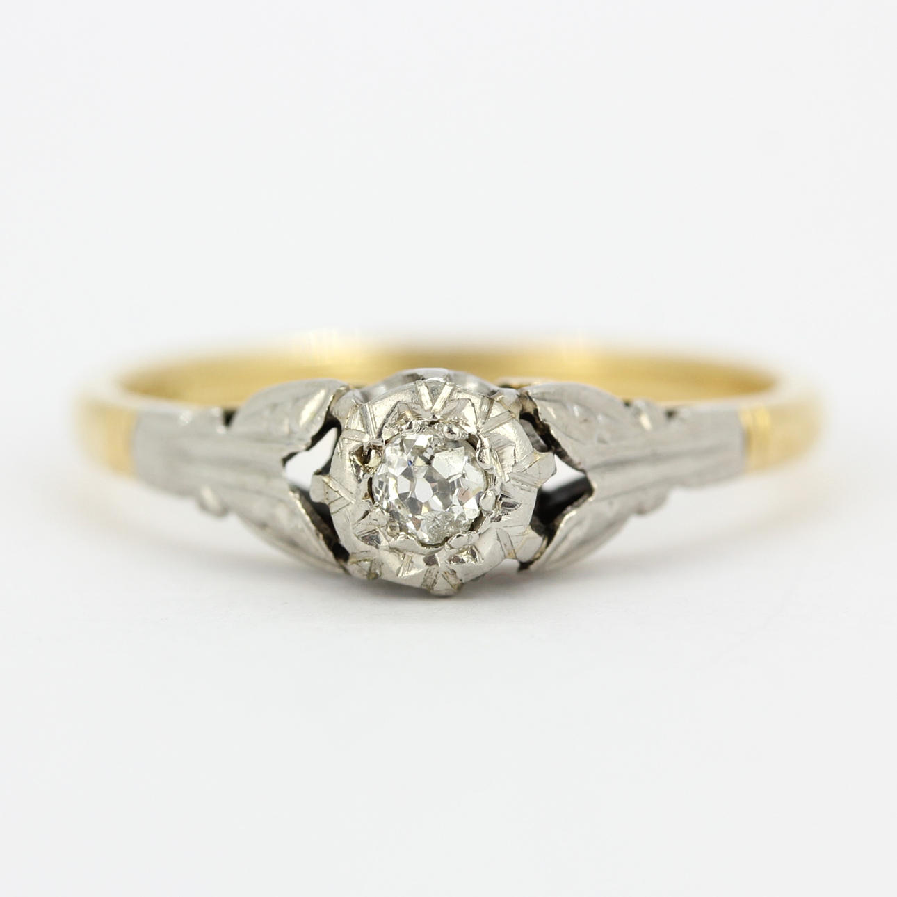 ANILLO SOLITARIO DE 18 QUILATES EN PLATINO Y DIAMANTES.