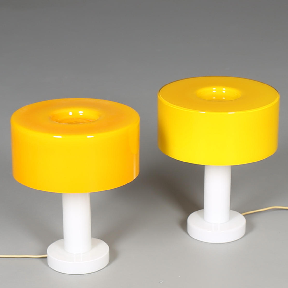 BORDSLAMPOR, 2 st, modell 'Rollino', Michael Bang för Holmegaard Glasværk.