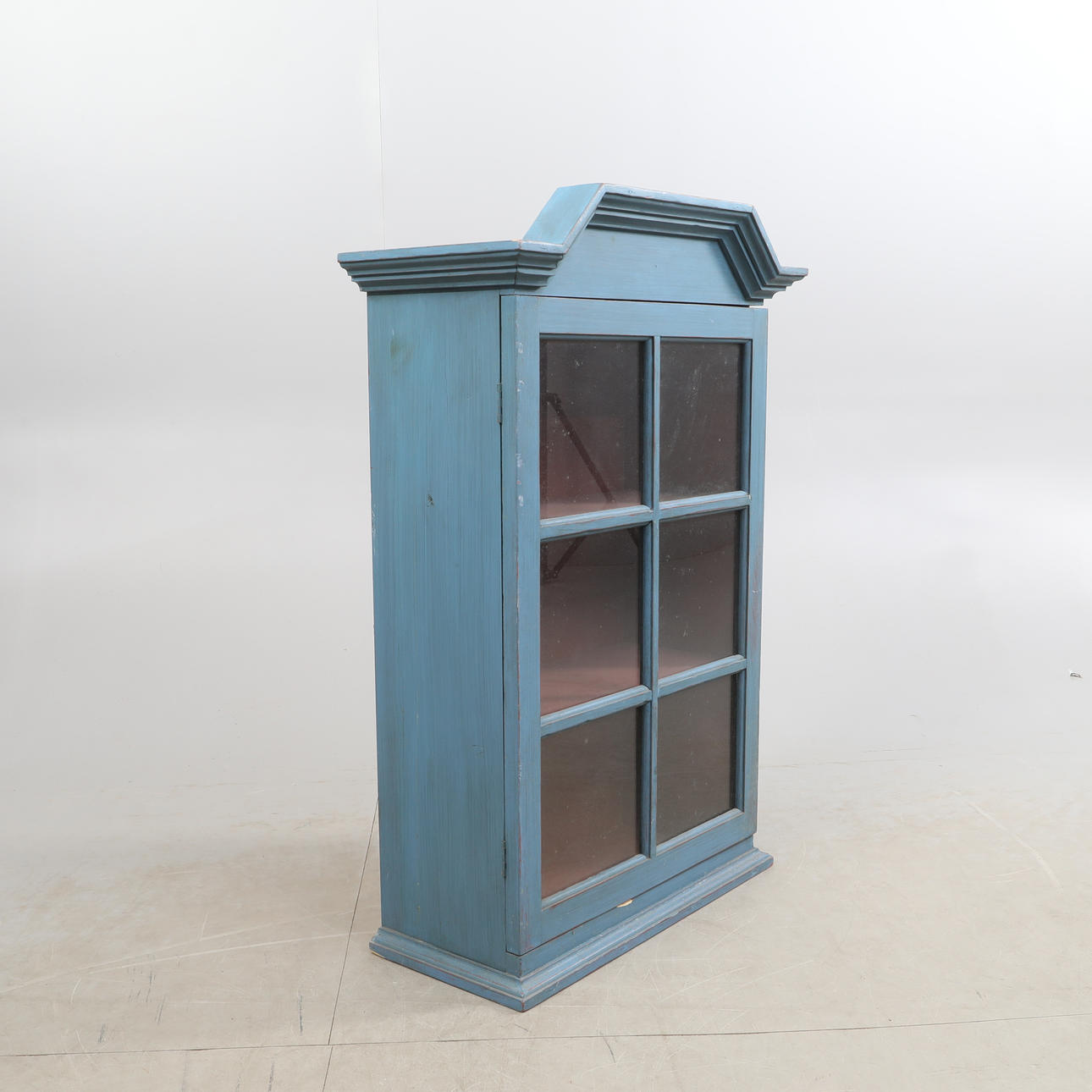 VÄGGVITRIN 1900-tal.