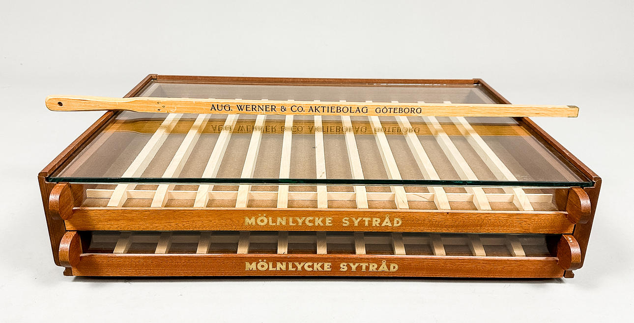 TRÅDRULLEHOLDER & MÅLEPIND, Mölnlycke sytråd, 20. århundrede.