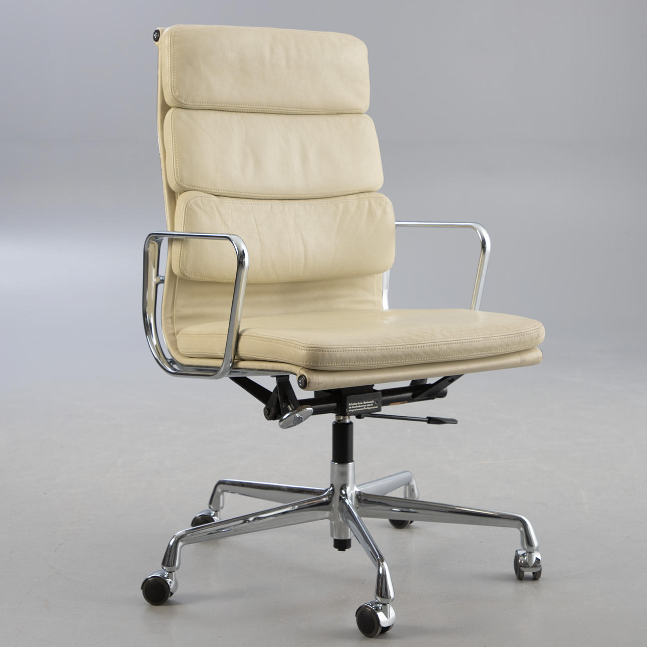 RAY & CHARLES EAMES. Vitra. Kontorstol/Alu Stol 'EA219' Soft Pad, creme læder.