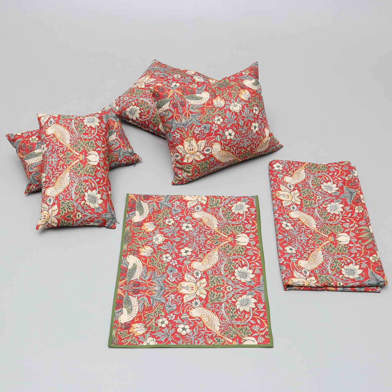 WILLIAM MORRIS. textilier, 6 delar, "Strawberry Thief", samtida.