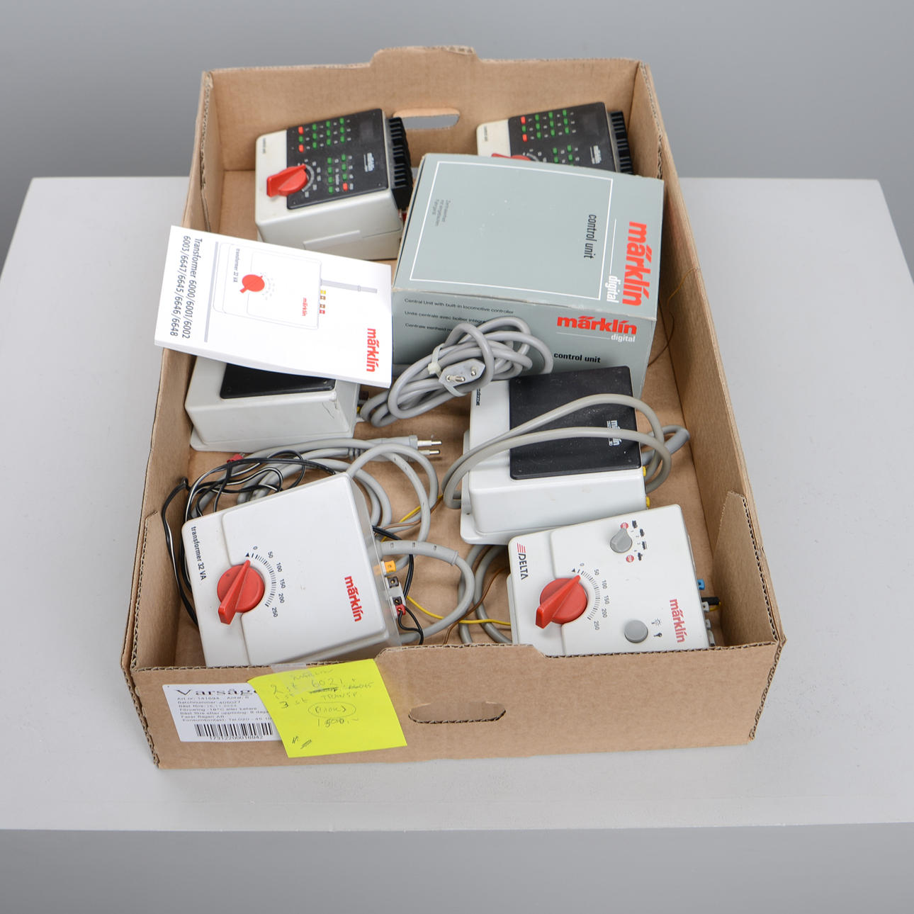 MÄRKLIN, 6021 (2 kpl), 66045 ja 3 muuntajaa.