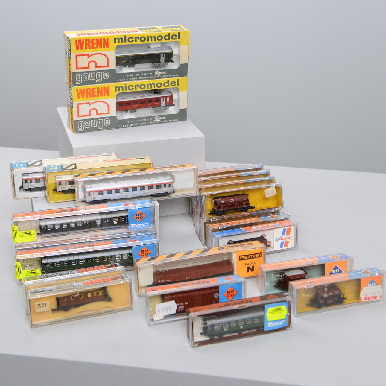 MODEL TRAIN, 26 carriages, N-scale.