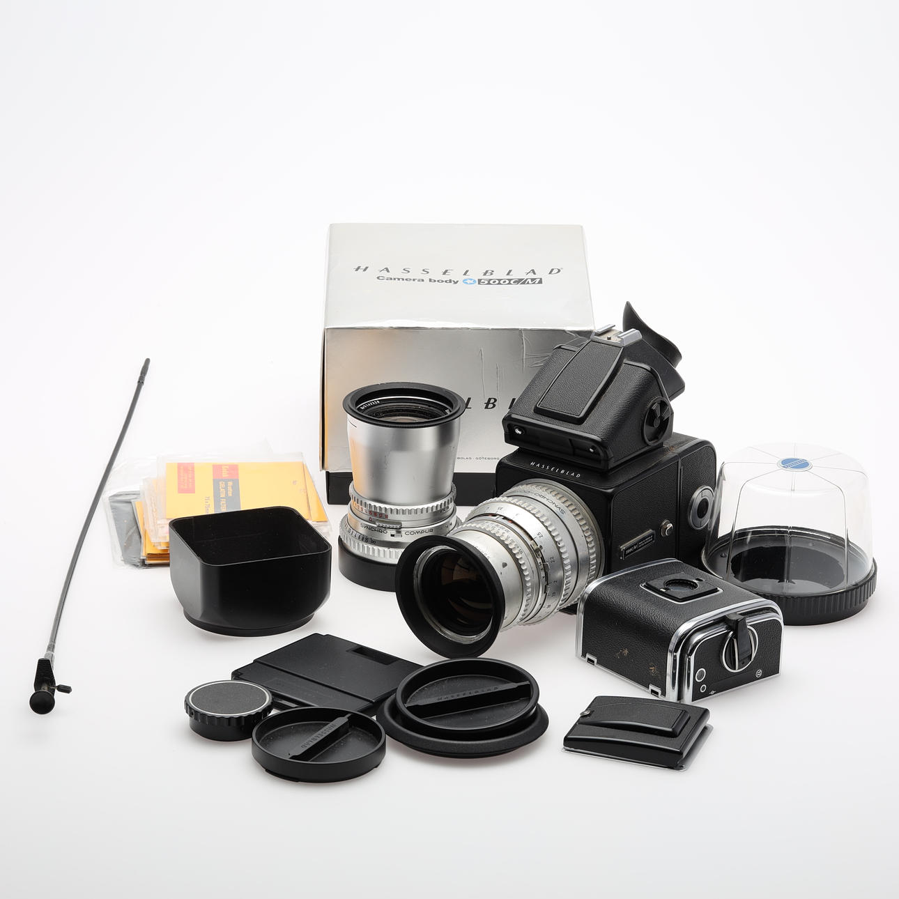 KAMERA Hasselblad 500 C/M lisävarusteineen.