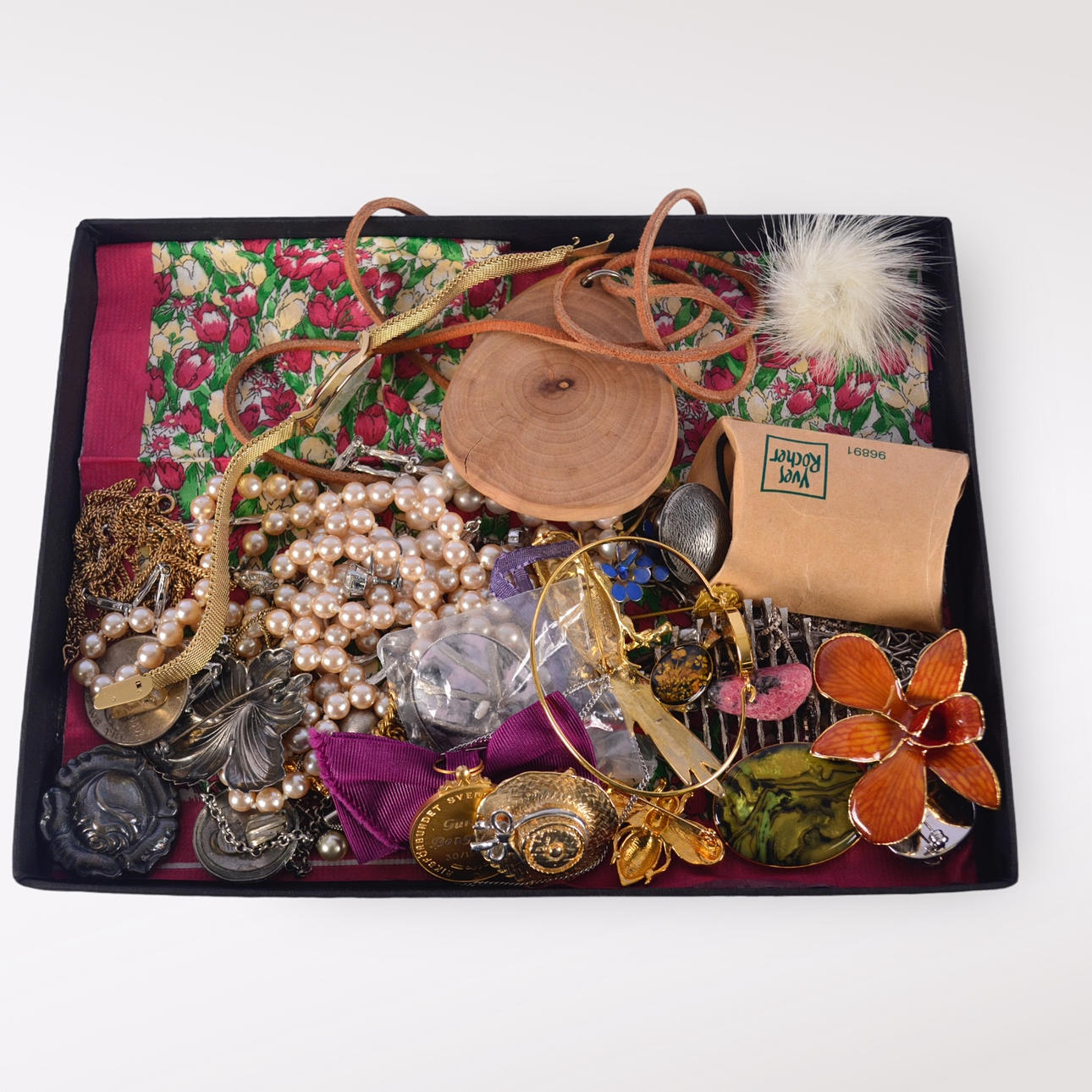 Ein Menge SCHMUCK, eine Schachtel.