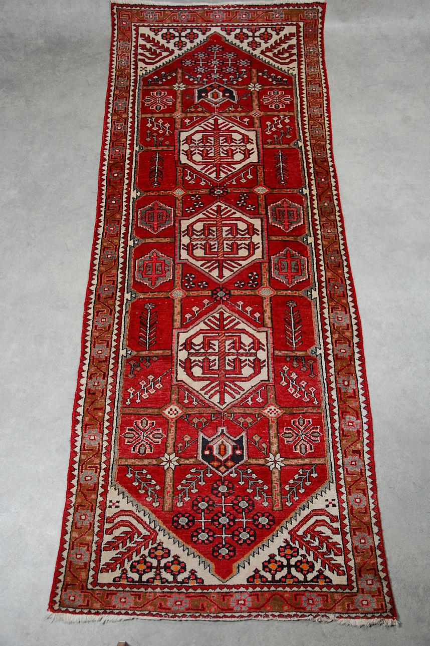 GALLERIMATTA, handknuten, 300 x 114 cm.