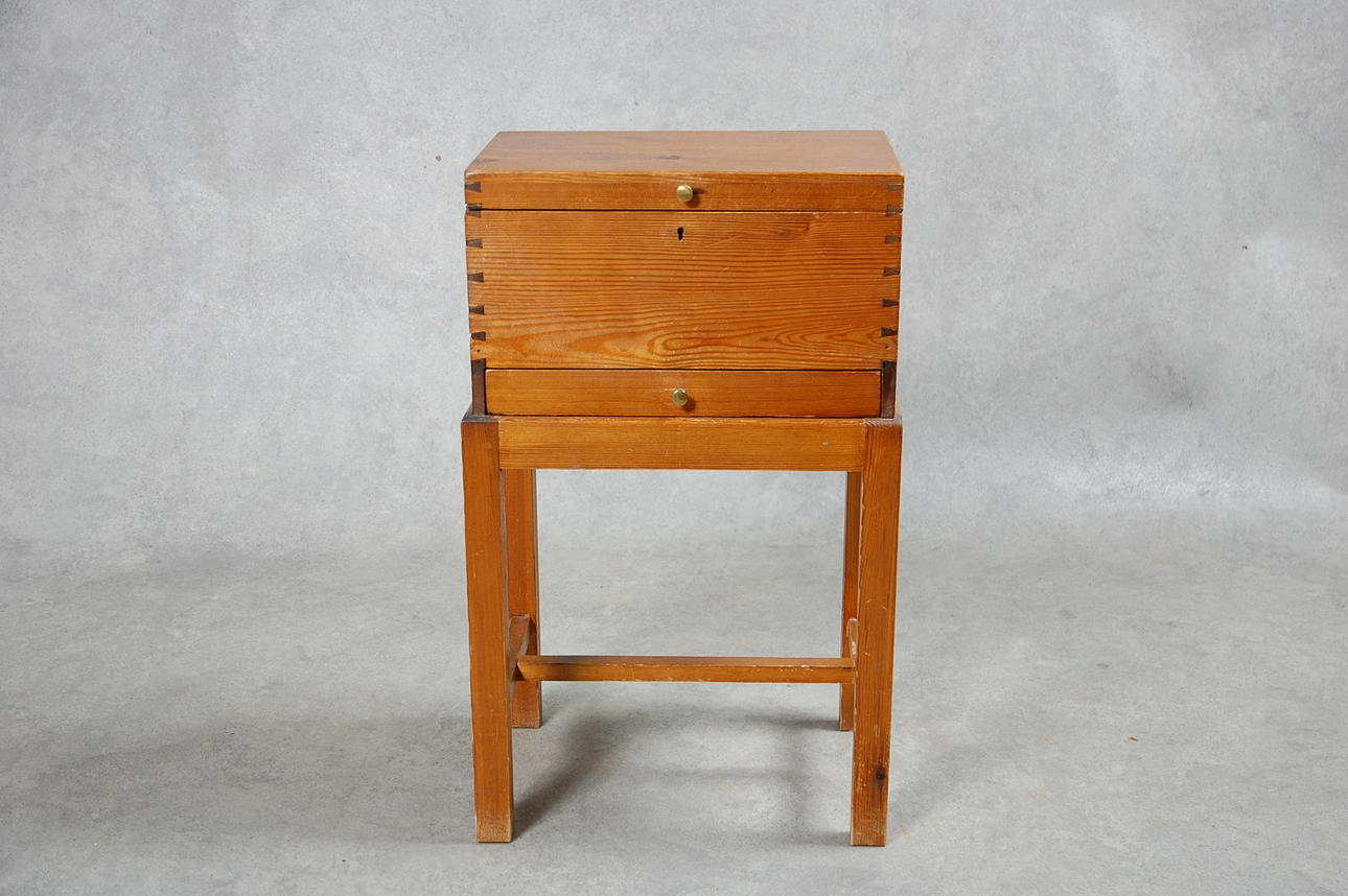 SKRIN PÅ UNDERREDE, 1800-tal.