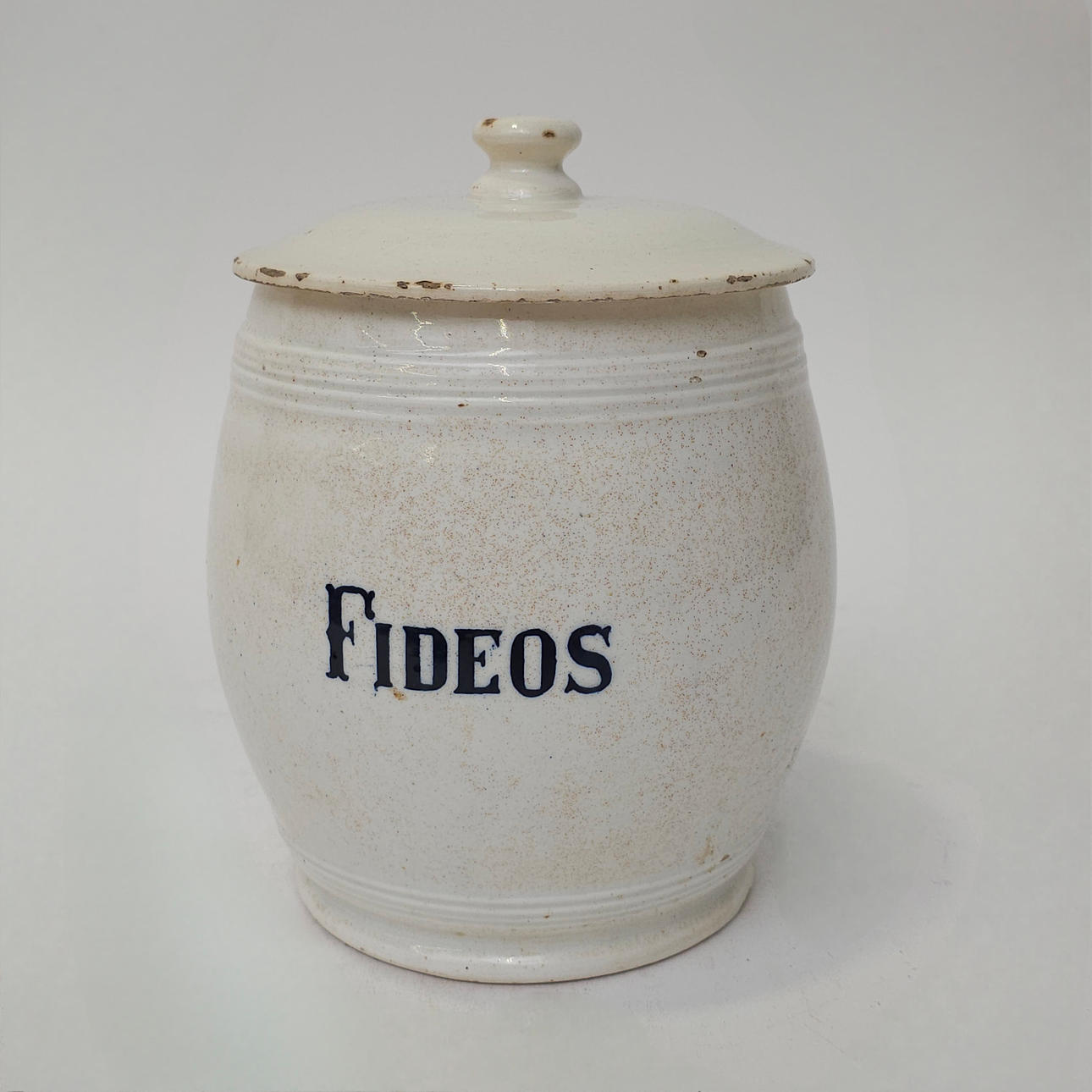 BURK MED GLASERAT KERAMISKT LOCK ”NUDLAR”.