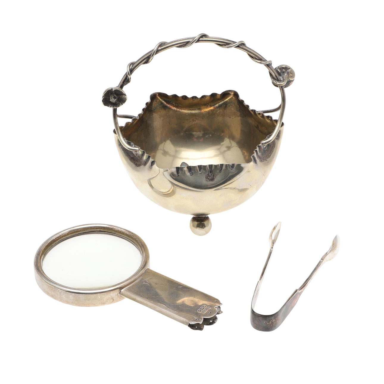 A GEORGE V SILVER MOUNTED GLASS MAGNIFIER.