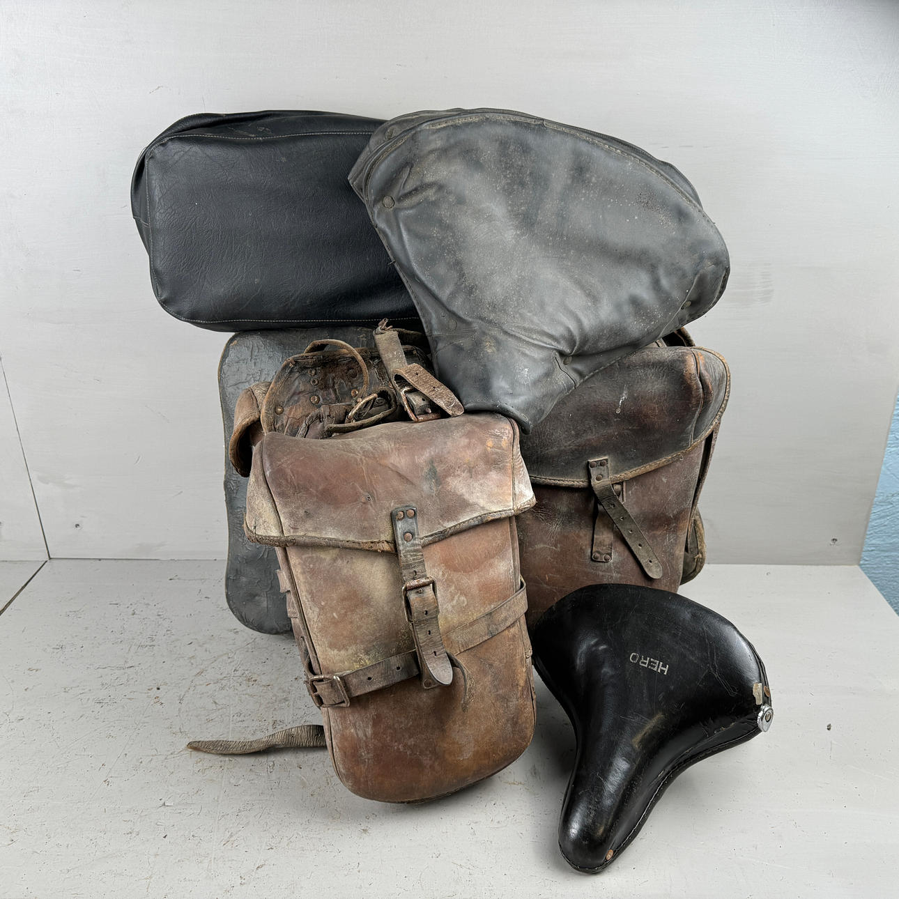 SADLAR OCH SADELVÄSKOR, parti, 1900-talets första hälft.