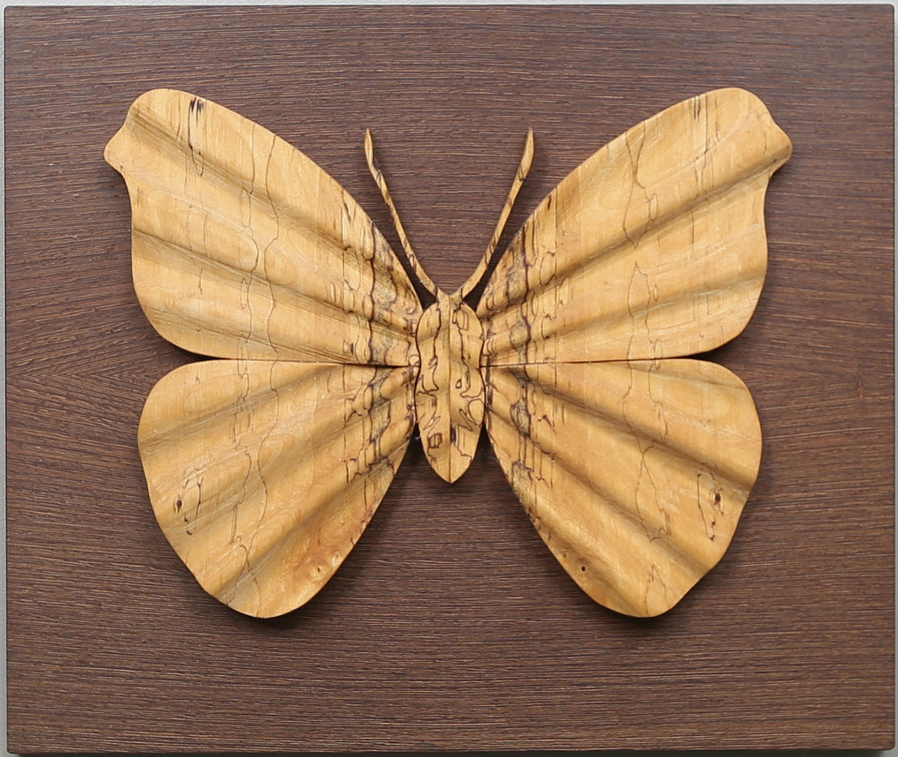 GUNNAR KANEVAD. "Amiralfjäril". Väggskulptur, trä, signerad och daterad 1994.