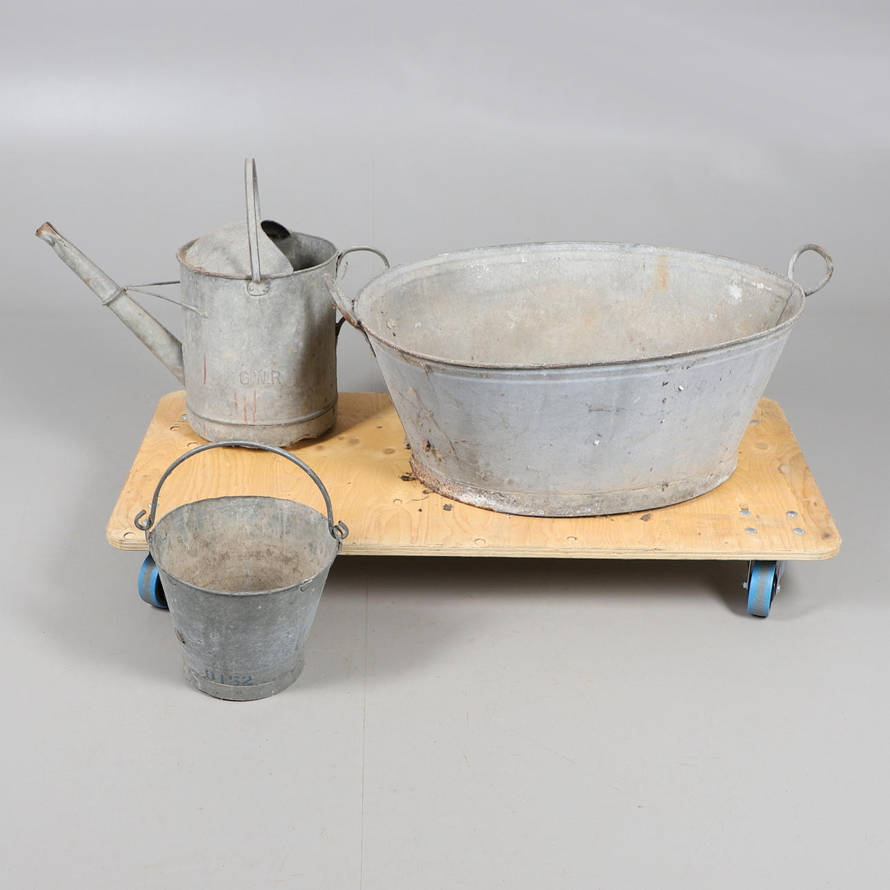 THREE GALVANIZED METAL ITEMS. Garden & Architectural - Garden - Auctionet