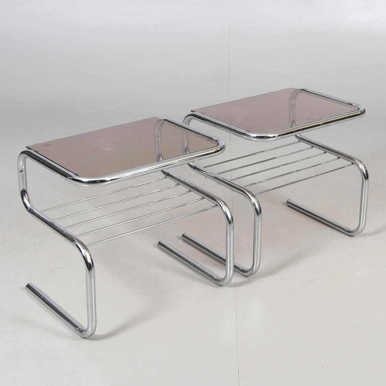Ein 2-teiliger Nachttisch, Chrom und Glas, Mio Möbler. 19/2000er Jahre. Möbel - Tische
