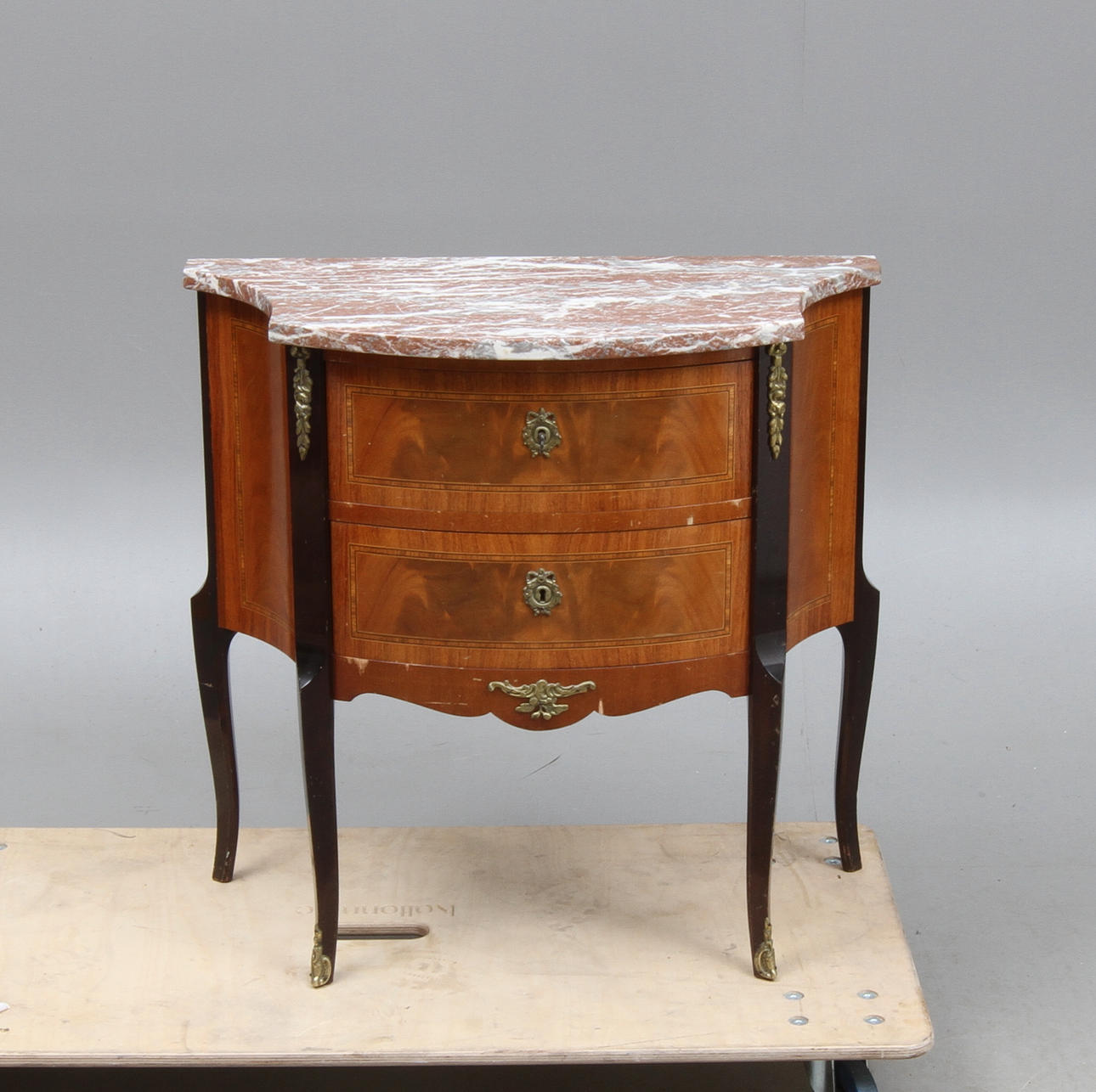 BYRÅ, med stenskiva, Louis XV-stil, 1900-tal.