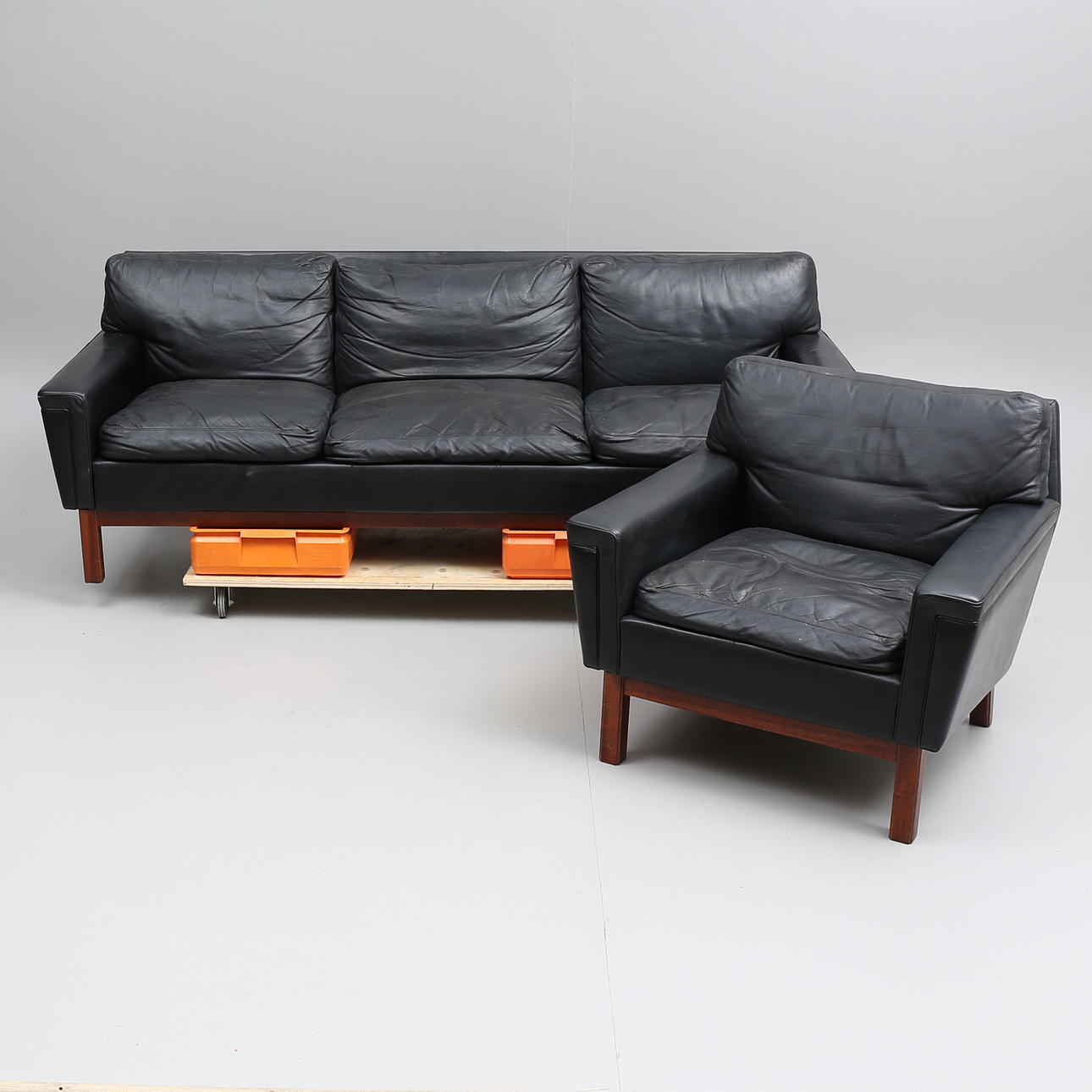 SOFFA samt FÅTÖLJ, läder/konstläder, 1960-tal.