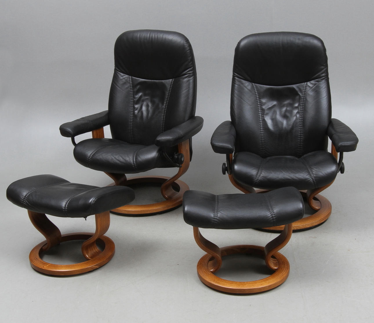 FÅTÖLJER, ett par, med fotpallar, Stressless, Norge.