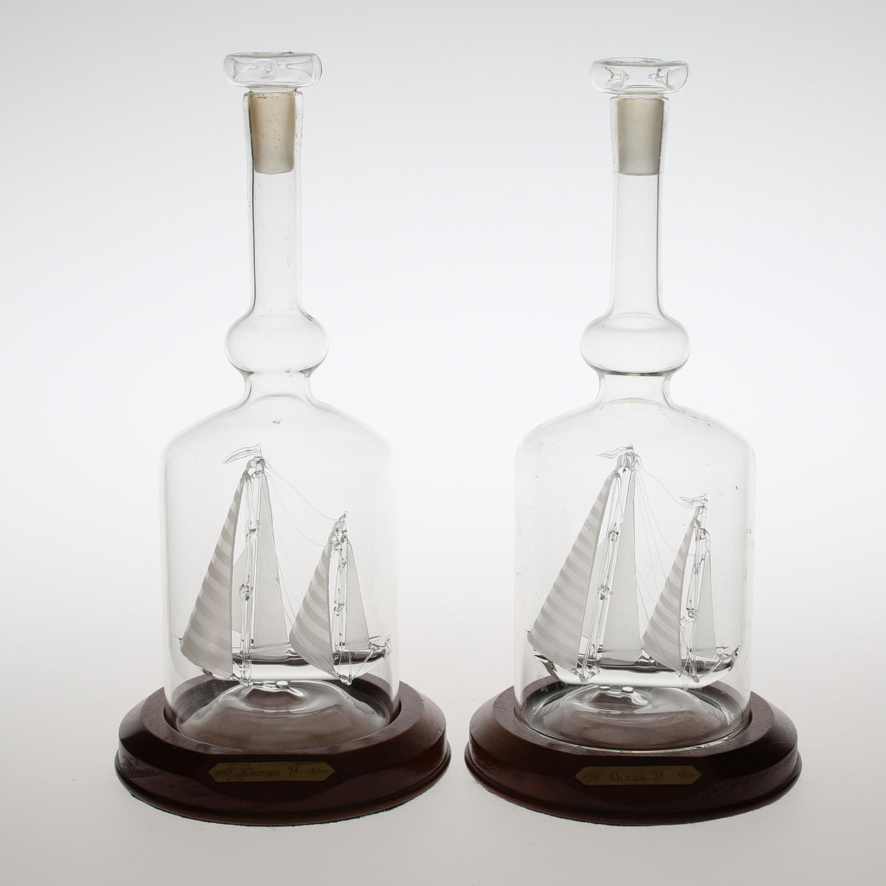 KARAFFER, ett par, med glasskepp inuti.