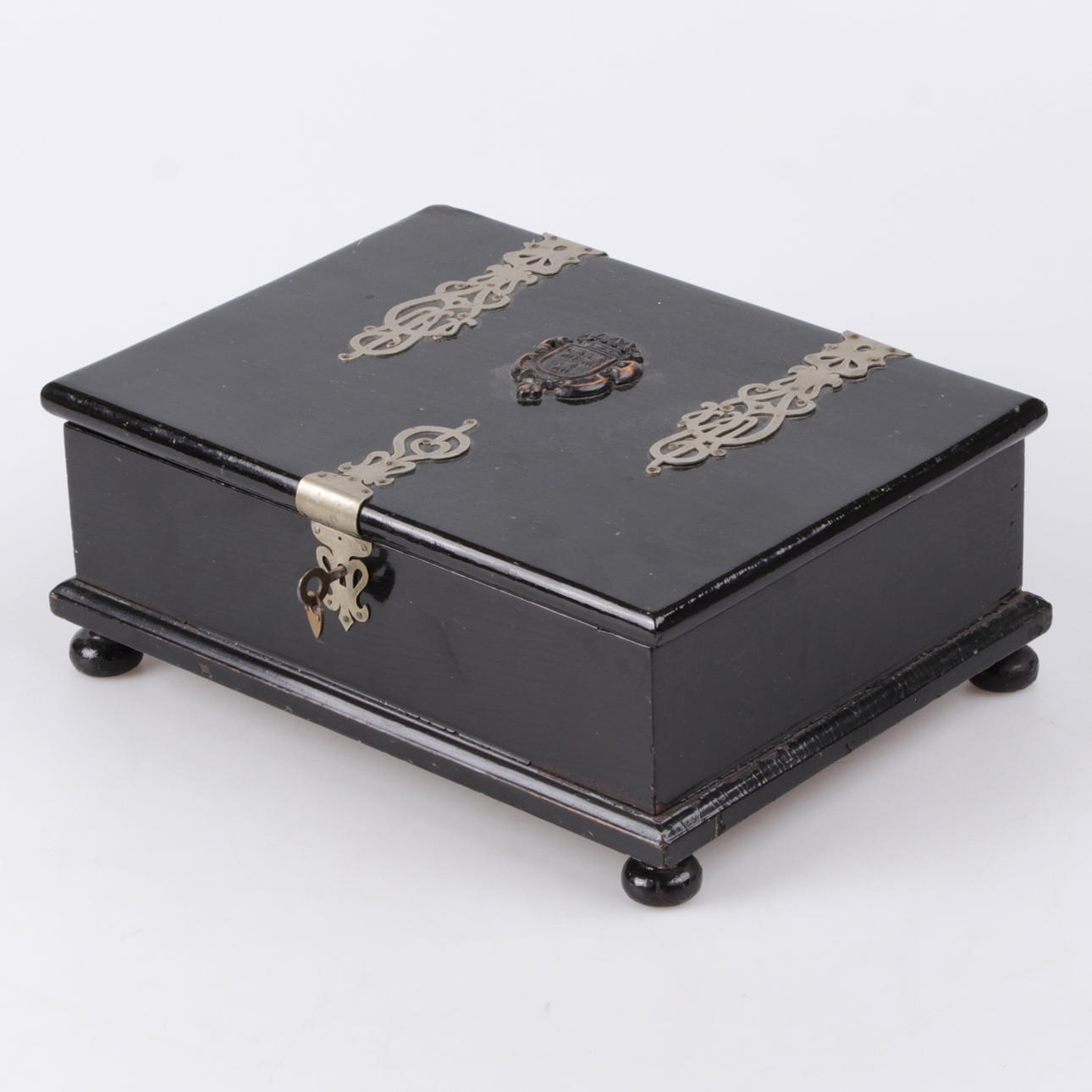 DOKUMENTSKRIN, trä, med Lewenhaupts Vapensköld.