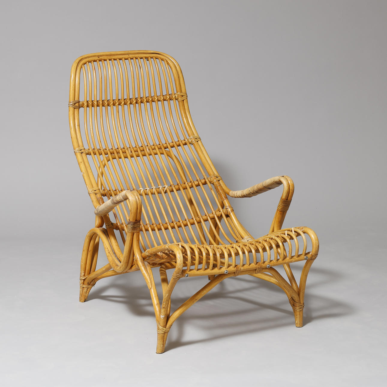 BRUNO MATHSSON. Fåtölj, rotting, Dux, 1970-tal.