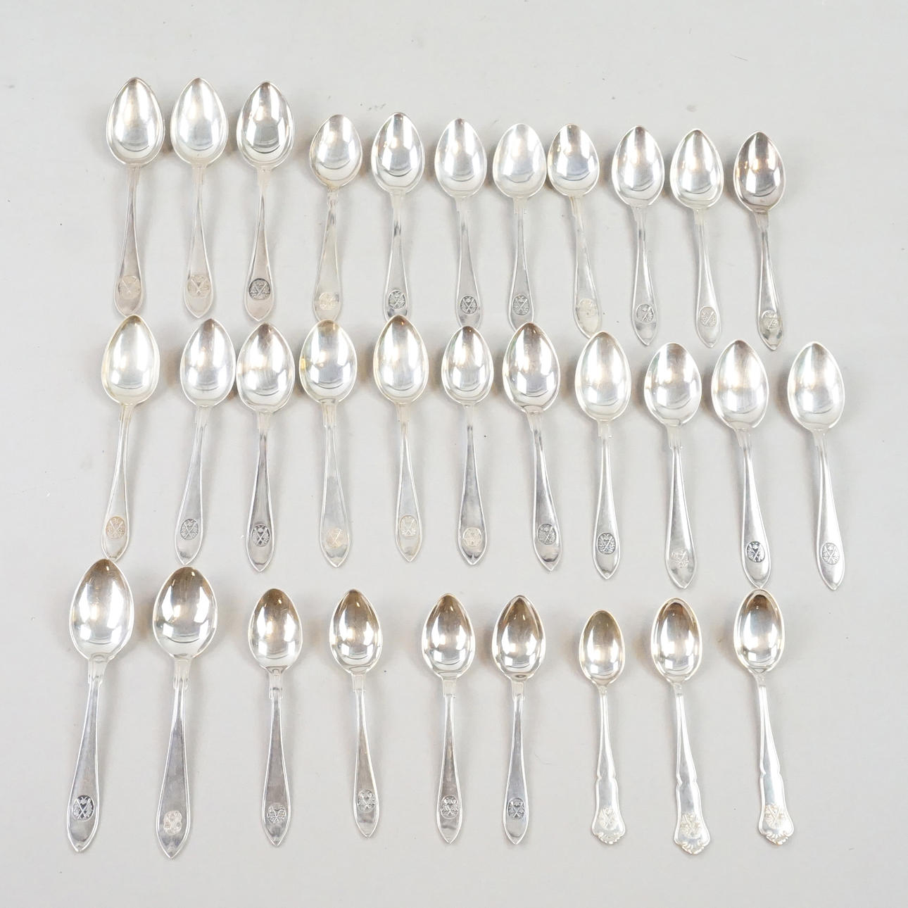 TEE-/KAFFEELÖFFEL mit Schützenemblem, Silber, 31 Stück.