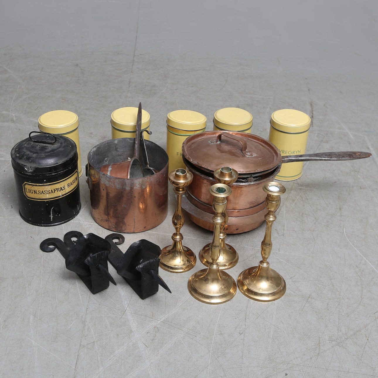 METALLFÖREMÅL, bland annat koppar och mässing.