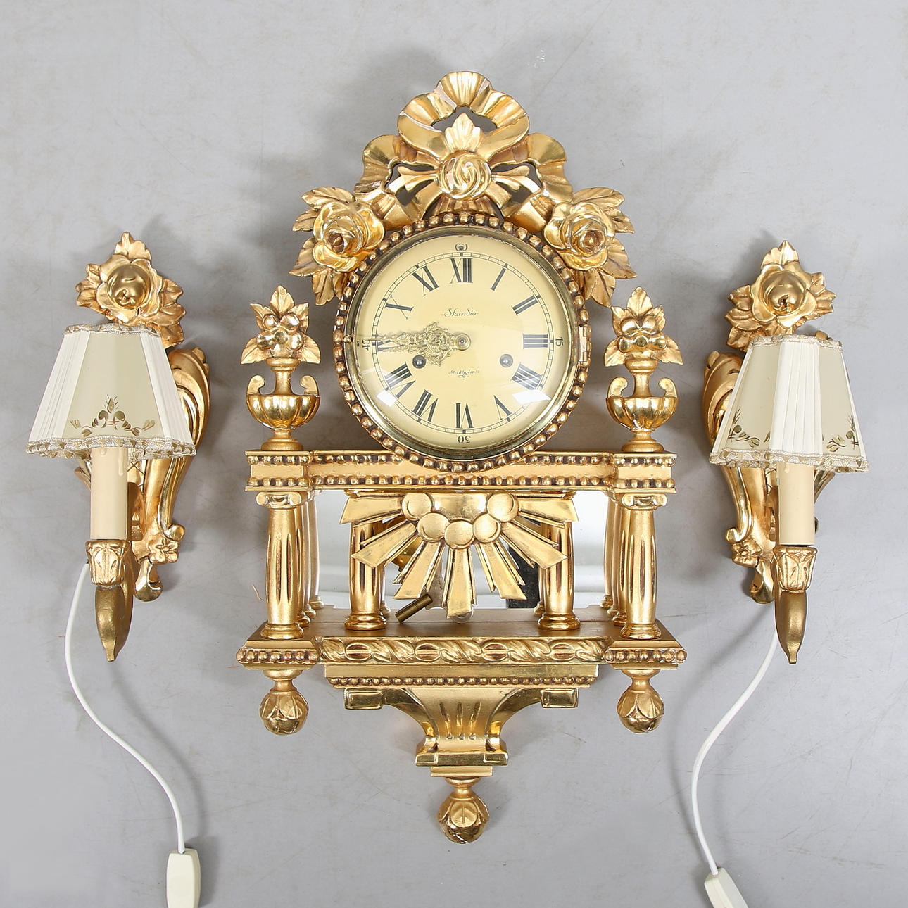 VÄGGPENDYL med LAMPETTER, 3 delar. Gustaviansk stil. Skandia Stockholm. 1900-tal.