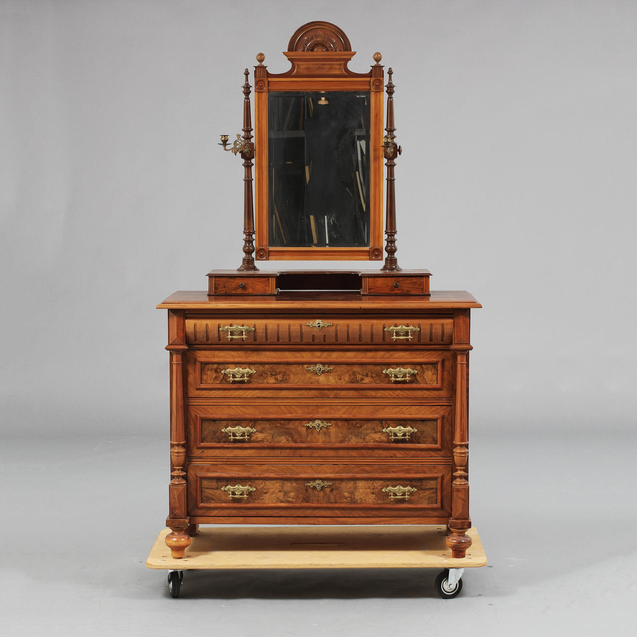 BYRÅ med PIGTITTARE, 1900-tal.