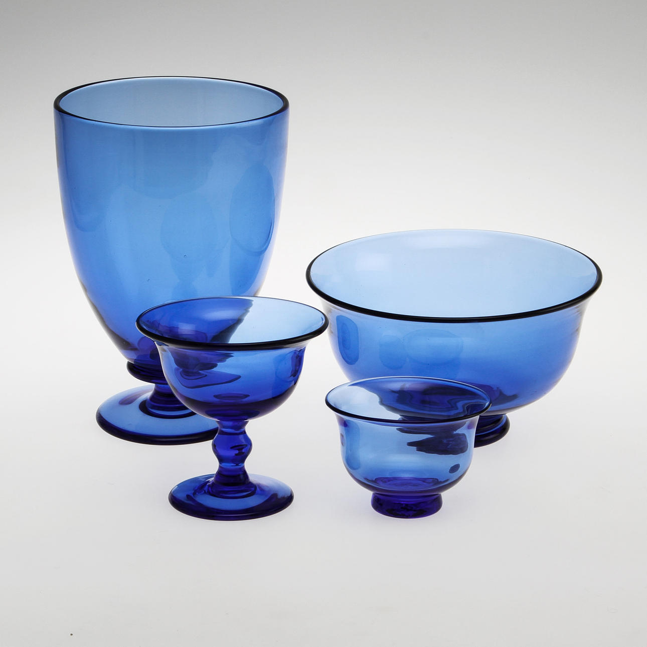 SKÅLAR PÅ FOT, 4 delar, Blå glasmassa, Reijmyre.