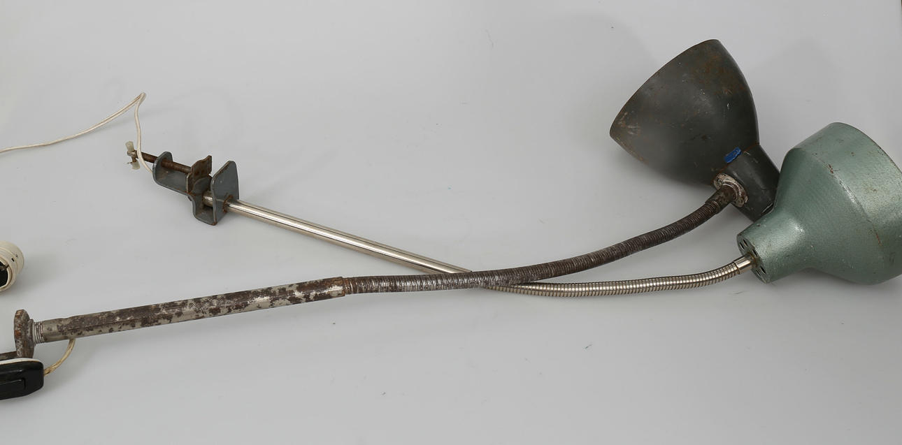 INDUSTRILAMPOR, metall, 2 stycken, för bordsmontering, 1900-talets första hälft.
