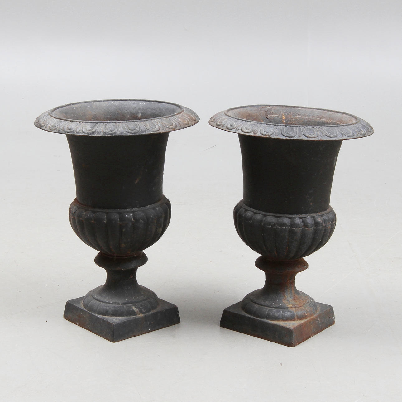 TRÄDGÅRDSURNOR, 1 par gjutjärn, 1900-tal.