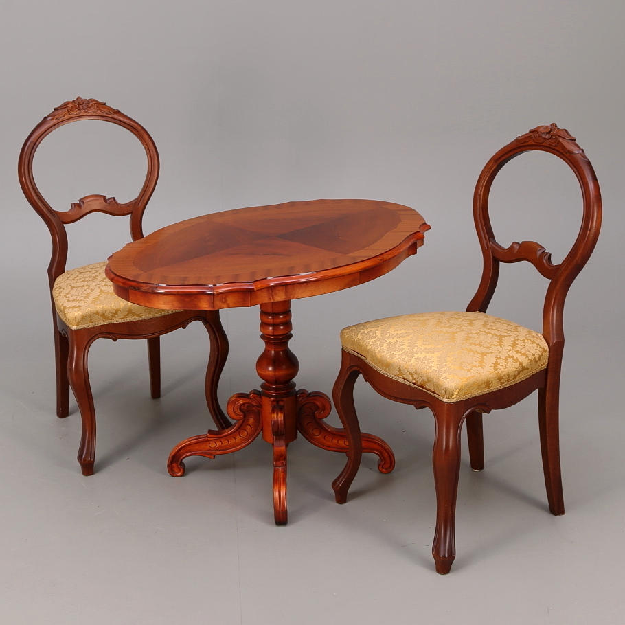 STOLAR 2 st och BORD, nyrokokostil, 1900-talets andra hälft.