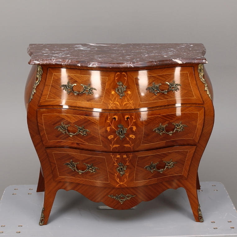 BYRÅ med stenskiva, rokokostil, 1900-talets andra hälft.