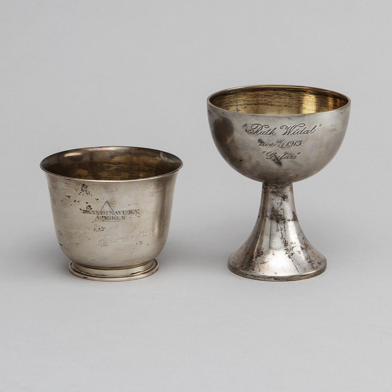 SKÅL, silver, Borgila. Vikt 170 gr samt BÄGARE PÅ FOT, silver, C G Hallberg, 1912. Vikt 885 gram.