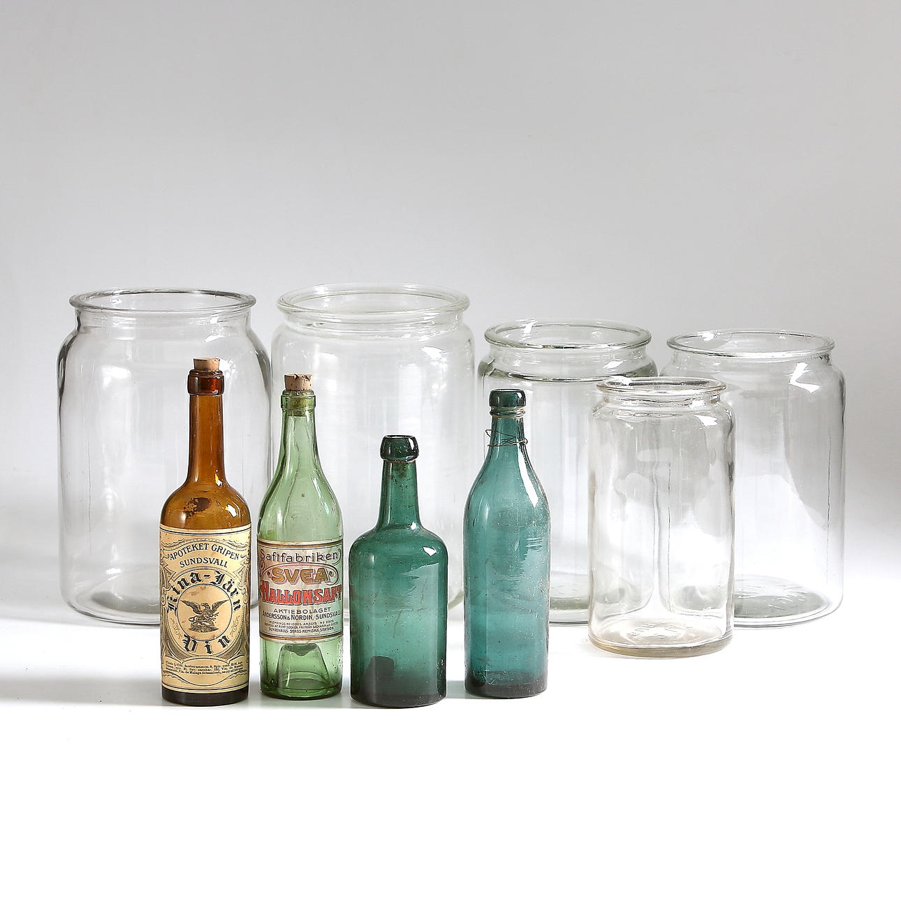 SYLTBURKAR samt FLASKOR, 9 delar, glas, 18/1900-tal.