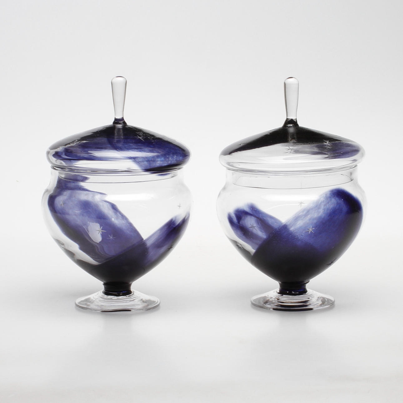 LOCKSKÅLAR, ett par, glas. Lars Sestervik, sannolikt Steninge Slott. Signerade.