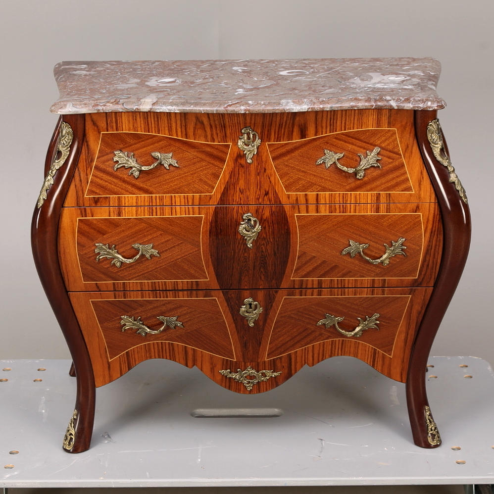 BYRÅ med stenskiva, rokokostil, 1900-talets andra hälft.