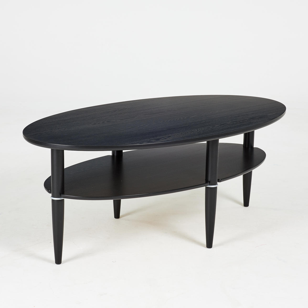 Et moderne sofabord, model „Madrid“, til Bord Birger, oval, sortbejdset eg.