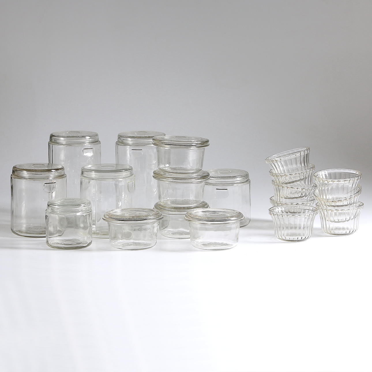 KONSERVERINGSBURKAR samt SENAPSGLAS, 19 st, bl.a. Surte glasbruk, 1900-talets första hälft.