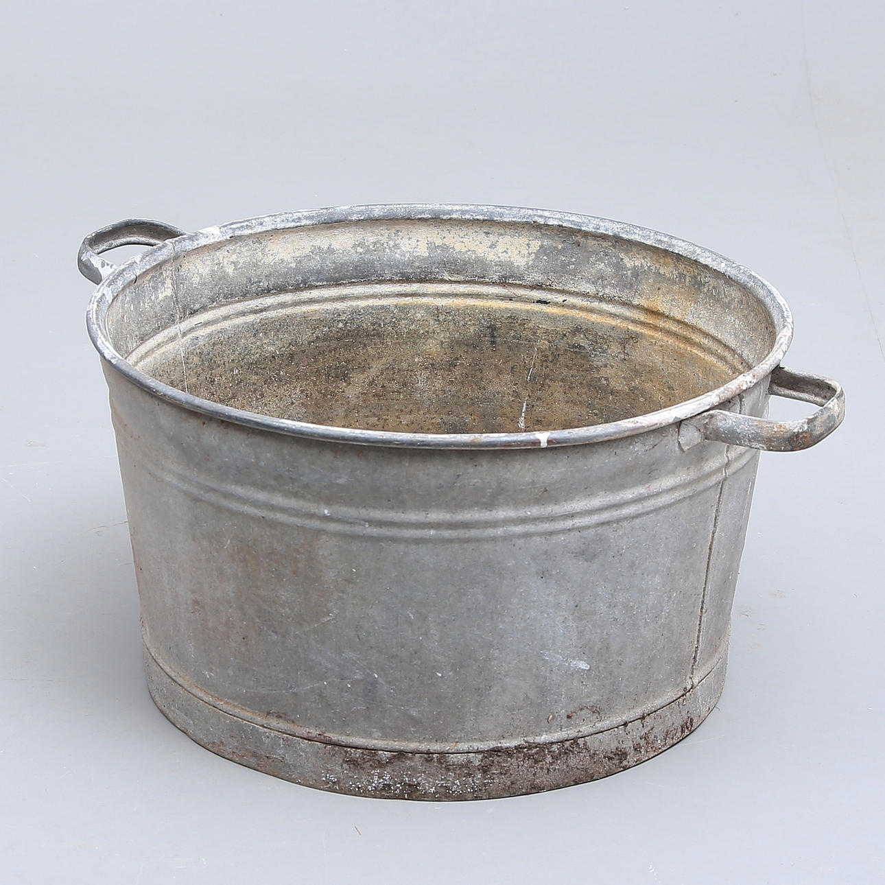 ZINC TUB with handle, round.
