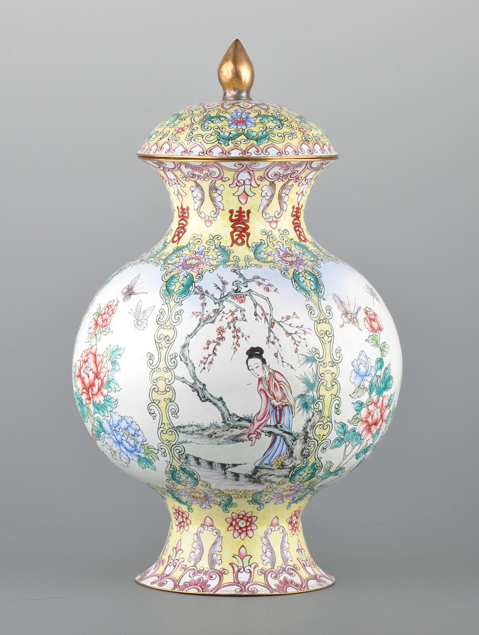 CHINA, 20. JAHRHUNDERT. Bulbous lock vas, gjuten gul med emaljmålning.