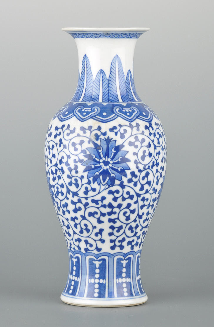 BALUSTERVASE, BLAU-WEISS. Underglasyr dekor, Qianlong märke under, 1900-tal.