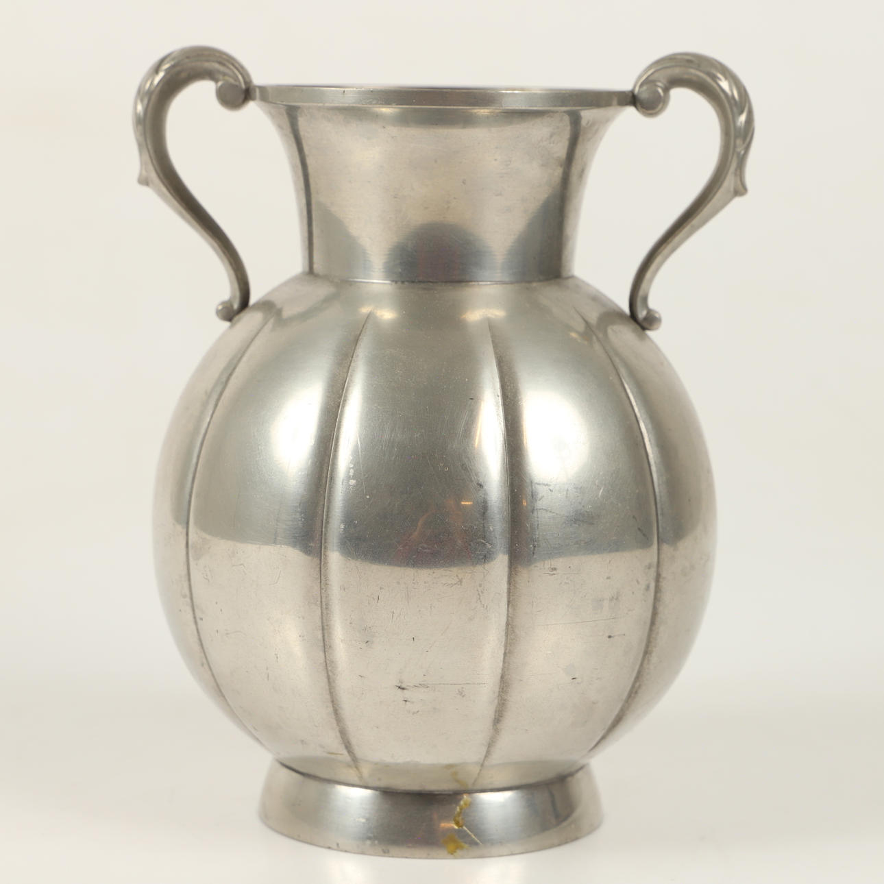 A pewter vase, GAB Tenn, 1935.