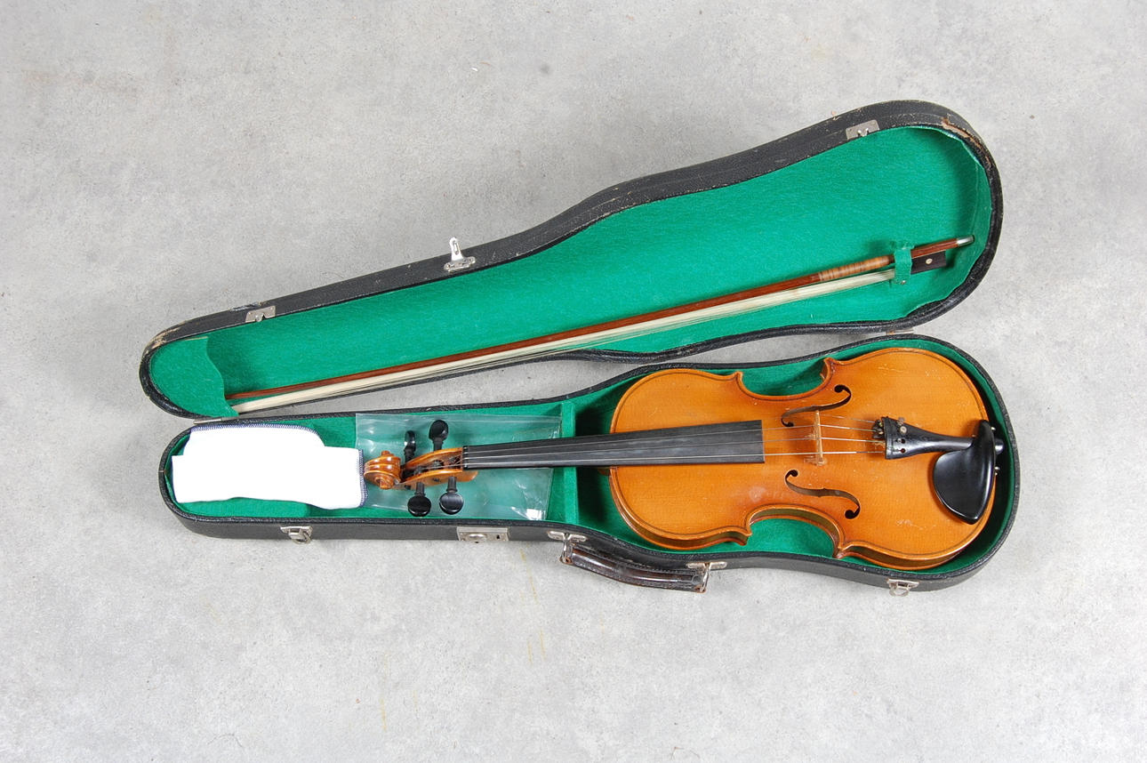 ANDREAS AMATI. EFTER. Cremona, violin, i fodral, 1900-talets första hälft.