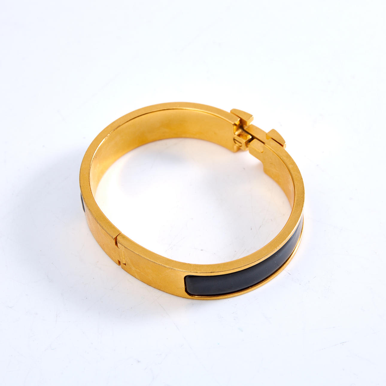 Bracelet Rigide Hermès En Métal - Motif Estampé, Hauteur 6 Cm - Occasion